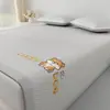 Funda de Sábana de Hielo de Seda de Verano, Esterilla Refrigerante, Cubierta de Cama de Frijol de Hielo, Juego de Tres Piezas, Funda Protectora de Colchón, Juego de Sábanas Modelo Nuevo 2026
