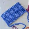 Bolsa cuadrada hueca acrílica color caramelo ligera de nicho casual hecha a mano con cuentas a cuadros todo partido bandolera con cuentas