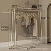 Arara de Chão Branca para Loja de Roupas Cabideiro Combinado Novo Estilo Creme Prateleira de Exposição Lateral para Loja de Roupas Femininas