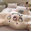 Juego de Ropa de Cama de Cuatro Piezas 100% Algodón Puro con Dibujos Animados Cepillado Otoño/Invierno Sábana de Toalla Engrosada Funda de Edredón Suministros para Dormitorio de Estudiantes