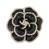 Broche de perla de camelia de estilo coreano con hebilla de toalla de seda cruzada, aleación con gotas de aceite, ramillete clásico, broche anti-caminar para mujer