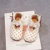 Zapatos de piel para niña, nueva colección otoño 2026, elegantes zapatos de princesa de lunares para niñas pequeñas, diseño de cordones, modernos zapatos de piel de suela única