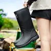 Botas de lluvia de moda de caña alta transfronterizas Botas cálidas impermeables con forro polar para mujer terciopelo fijo exterior calzado de goma antideslizante versátil zapatos de trabajo