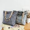 Bolso de lona a cuadros cuadrado al por mayor para mujer, de un solo hombro, estilo japonés, estilo coreano, de gran capacidad, pequeño, fresco, para estudiantes y viajeros.
