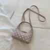 Bolsa de mão estilo coreano com poás, inspirada em faculdade, coleção outono 2026, moderna e única, com design estiloso e alto apelo estético, adequada para carregar sob o braço ou como bolsa de ombro