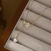 Cadena para Clavícula Elegante con Zirconia Galvanizada en Oro Real para Mujer, Collar de Perlas Retro Francés de Alta Gama, Collar con Borla Estilo Ins
