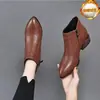 Botas de tornozelo baixas de bico fino versáteis estilo francês para o outono/inverno de 2026 para mulheres, botas Martin de couro macio com forro de lã, botas simples de couro macio para mulheres