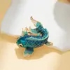 Broche Festivo de Ano Novo com um Toque Luxuoso e de Alta Qualidade, Feito de Liga Metálica com Diamantes em Formato de Peixe, um Acessório de Roupa