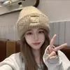 Sombrero de Cabeza Grande Estilo Invierno para Mujer de Lana Tipo Felpa Lindo Pequeño Sombrero para el Frío que Muestra la Cara Versátil Beige Holgado Grueso de Punto