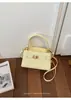 Nuevo bolso pequeño cuadrado con patrón de cocodrilo y cierre de broche para comercio exterior transfronterizo para mujer, nuevo diseño de nicho 2026, bolso de mano y bolso cruzado de moda
