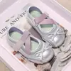 Sapatos de Couro para Meninas Boca Rasa Sapatos Únicos 2026 Primavera e Outono Mary Janes Retrô Versátil Couro Macio Sapatos de Balé com Laço