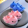 Pantuflas de algodón para niños, con suela suave, forro de felpa y grosor adicional para abrigar, aptas para niños y niñas, perfectas para otoño e invierno, e ideales para uso en interiores. Lindo diseño con temática de tiburón