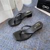 Chinelos de Verão Femininos para Uso ao Ar Livre, Novo Estilo Tendência de Nicho 2026, Dedo Separado Salto Bloco, Sapatos Elegantes de Salto Alto para Praia e Litoral