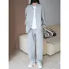 Conjunto de Sudadera Cardigan Gris con Flores Blancas en V para Hombre, Combinado con Pantalones Deportivos Casuales, un Conjunto Completo en un Estilo Cool de Hong Kong