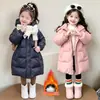 Casaco Longo de Penas para Meninas Inverno 2026 Novo Tendência Chique com Capuz Leve Casaco de Bebê Estilo Outono/Inverno