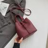 Bolso Satchel Sencillo de Nicho Bolsa Cesta de Verduras para Mujer 2025 Otoño Nuevo de Gran Capacidad para Viajar en Transporte Público Bolso Cubo de Hombro Único Cruzado