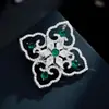 Broche de Flor de Cuatro Pétalos Giratorio Multicolor Suave y Delicado Hecho de Aleación de Cobre con Circonita Microincrustada, un Accesorio de Ropa de Gama Alta de Nicho