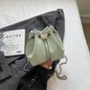 Bolso de diseño de nicho para mujer, nuevo bolso de cubo portátil de moda de verano 2024, bolso cruzado con cadena para ir al trabajo.