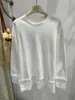 Camiseta de punto grueso cálido de color blanco con cuello redondo y detalles de encaje para mujer, nuevo estilo otoño e invierno 2026, corte holgado, adecuada para usar en capas