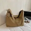 Bolsa de Palha Tecida Fosca Totalmente Feita à Mão Bolsa Saco de Grande Capacidade Versátil Outono e Inverno 2025 Bolsa de Ombro Transversal Estrela de Cinco Pontas