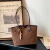 Bolsa Transfronteriza de Gran Capacidad para Mujer Otoño 2026 Nuevo Versátil Moda Hombro Único Tendencia Viaje de Negocios Retro Casual Bolsa de Mano