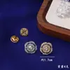 Broche de solapa de camelia estilo Chanel de lujo ligero para trajes y abrigos, accesorio de moda en dorado y plateado, accesorio de broche versátil