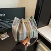 2026 Verano Nueva Moda de Gama Alta Simple Versátil Elegante Cadena al Hombro Cruzado Arcoíris Tejido Bolso Cubo