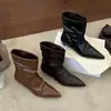 Botas Femininas Curtas Amassadas Bico Fino 2026 Outono/Inverno Design de Salto Baixo Botas Robustas Botas Martin para Mulheres