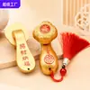 Ornamento Popular Ruyi Giratório com Óleo Vermelho e a Palavra '' (Boa Sorte), Simbolizando Boa Sorte em Todas as Coisas, Atraindo Riqueza e Prosperidade, Ornamento de Mesa Feito com Artesanato em Metal