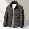Chaqueta de Plumón para Hombre 2026 Otoño/Invierno Tejida Cuello Alto Versión con Cremallera Juvenil Negocios Casual Cálido Abrigo Corto de Plumón