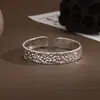 Nova Pulseira Plissada Rasa com Padrão de Martelo e Abertura Larga, Acessório de Moda Versátil Exquisito de Alta Qualidade, Presente Personalizado Simples e Único