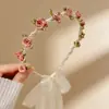 Nova Faixa de Cabelo Estilo Rosa Pérola com Fita de Flor, Acessório de Cabelo Feminino, Acessório de Cabeça para Madrinha, Grampo de Cabelo Estilo Doce com Laço, Disponível para Atacado Misto