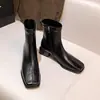 Botas de Cano Curto Quadradas com Salto Bloco Estilo Nicho Coreano Femininas 2026 Novas Botas de Salto Baixo Estilo Britânico Elásticas Botas Emagrecedoras Botas Nude Femininas