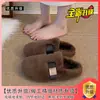 Sapatos peludos de calçar com uma tira, calçados femininos para atividades ao ar livre estilo Birkenstock, novos chinelos quentes de pelúcia com bico fechado para o outono e inverno de 2026