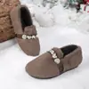 Zapatillas peludas de suela gruesa de venta caliente para mujer 2026, para usar en exteriores, con lazo, forradas de felpa para abrigar, calidad de exportación, cómodas zapatillas de algodón de suela suave y punta cerrada
