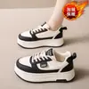 Zapatillas de plataforma de moda para mujeres bajitas, con suela gruesa y forro de felpa, nueva colección otoño/invierno 2026, zapatillas versátiles y cálidas de color blanco
