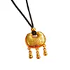 Collar de estilo vintage, lujo ligero, con dijes auspiciosos: un candado de longevidad, una bolsa de la suerte y una calabaza colgante, perfecto como regalo para la celebración del primer mes de un bebé, con un carácter "Fu" (auspicioso) dije de personaje