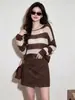 Colección de Otoño Jomi STUDIO: Elegante y sofisticado suéter de punto a rayas en color café para mujer