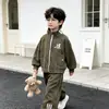 Kids2026 Novo Conjunto de Roupas de Outono para Meninos Conjunto de Primavera e Outono para Crianças Conjunto de Três Peças em Jeans Digital Artesanal Atacado