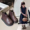 Botas da Moda para Bebê Menina Outono e Inverno Novo Estilo Botas de Cano Curto para Meninas Botas de Couro para Crianças Botas Martin com Forro de Lã para Crianças Botas Simples para Crianças