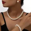 Un conjunto de pendientes de perlas de imitación de viento frío, pulsera, collar, traje para mujer, temperamento de nicho, cadena para clavícula retro, traje, venta al por mayor