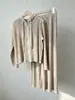 Novo conjunto de moletom outono/inverno da Miyake para mulheres, um conjunto de duas peças de alta qualidade apresentando um top com capuz e calças plissadas, completo com um visual coordenado