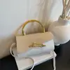 Bolso de Mano de Gran Capacidad Transfronterizo, Elegante Bolso Pequeño Cuadrado para el Hombro, Nuevo Modelo 2026, Bolso Caja de Viaje con Parches de PU de Lujo Ligero