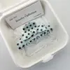 Nuevo Pasador de Pelo de Lunares y Cuadros Otoño/Invierno 2026 con Atmósfera Vintage para Peinados Semi-Recogidos en la Parte Trasera de la Cabeza
