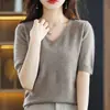 Blusa de verão versátil feminina, elegante para o trabalho, camisa de malha de manga curta com decote V, modeladora, leve, blusa básica simples em bege