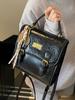 Bolso cuadrado pequeño portátil con relieve lindo de diseño de nicho de moda popular de este año, bandolera casual para ir al trabajo que combina con todo