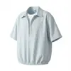 Nova Camisa Masculina de Verão 2026 Falsa Duas Peças com Decote V, Listras Verticais, Barra Elástica e Mangas Curtas, Marca Tendência