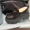 Nuevos Zapatos P Carrefour 2025 para Mujer Piel Genuina Punta Redonda Logo Triangular Suela Gruesa Plataforma Zapato de una Pierna Engranaje Zapatos Pequeños de Piel