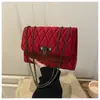 Bolso de Terciopelo Texturizado Estilo Nuevo para Mujer 2025 Color Sólido Bordado Acolchado Cadena Hebilla de Cierre de Moda Bolso Cuadrado Pequeño Cruzado al Hombro