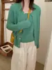 Conjunto de duas peças de tricô elegante e feminino com gola redonda e detalhes em renda para mulheres, novidade da primavera 2026, cardigã de tricô doce, moderno